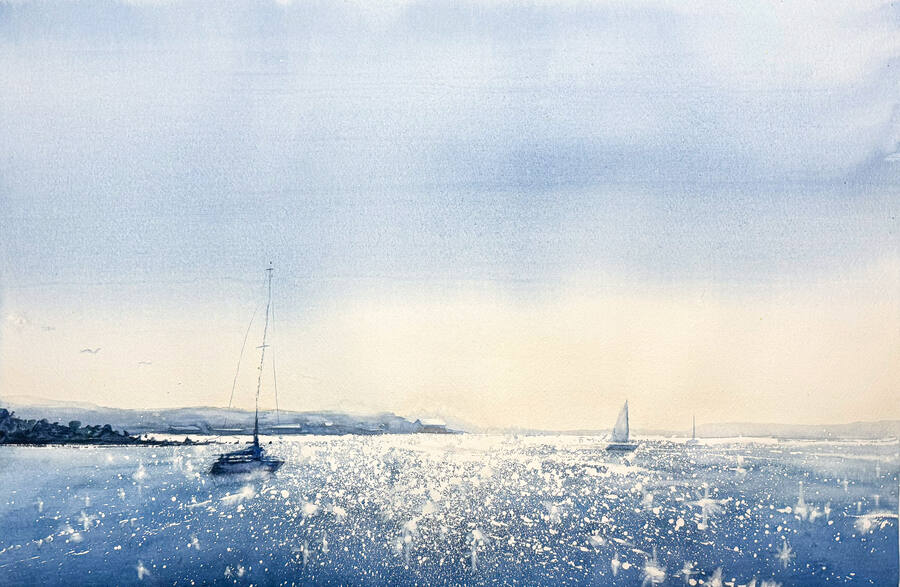 Solglitter över vatten i blå och guldiga toner.