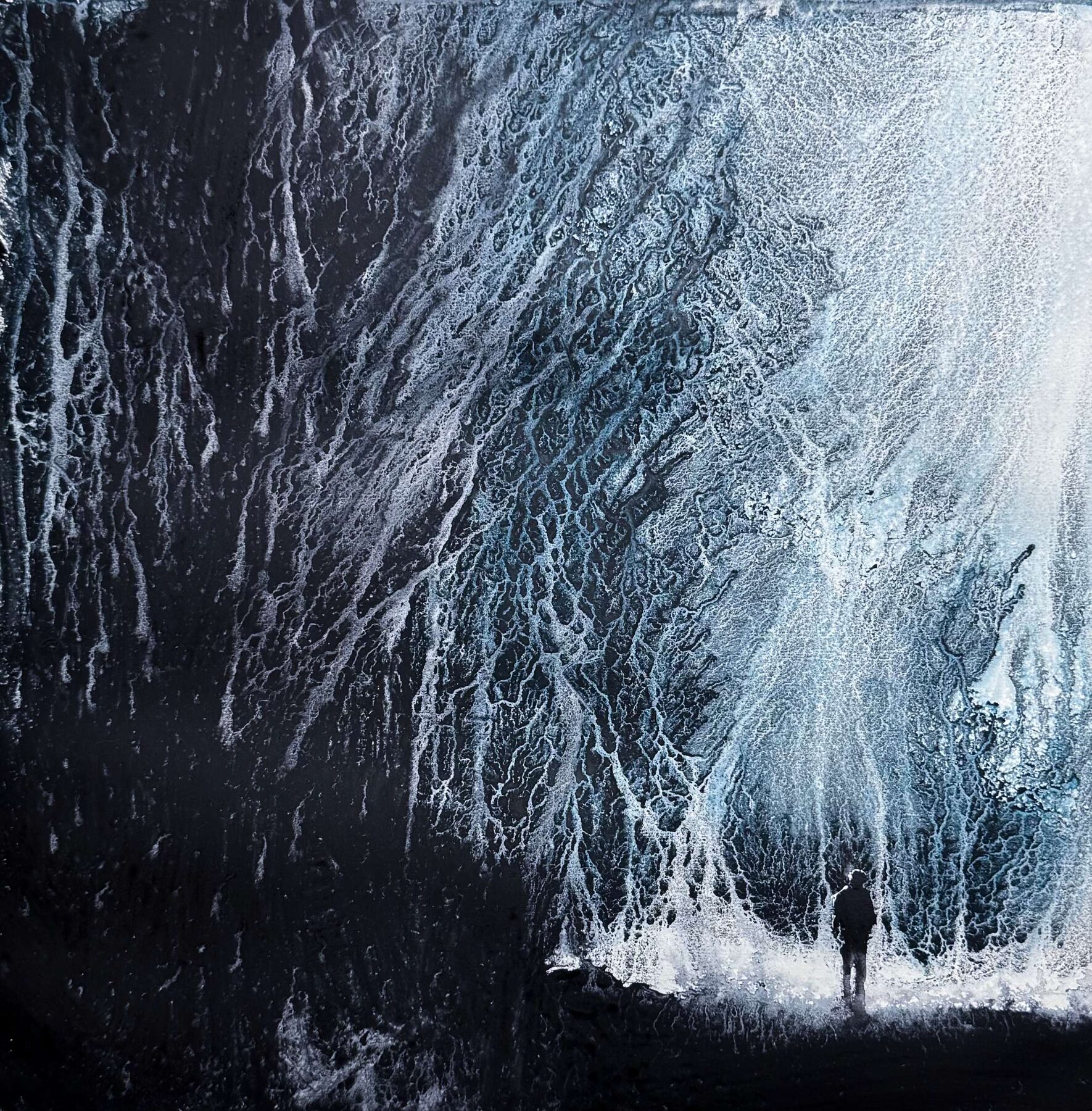 Liten siluettfigur bredvid en stor mörk massa i form av ett intrikat grenverk