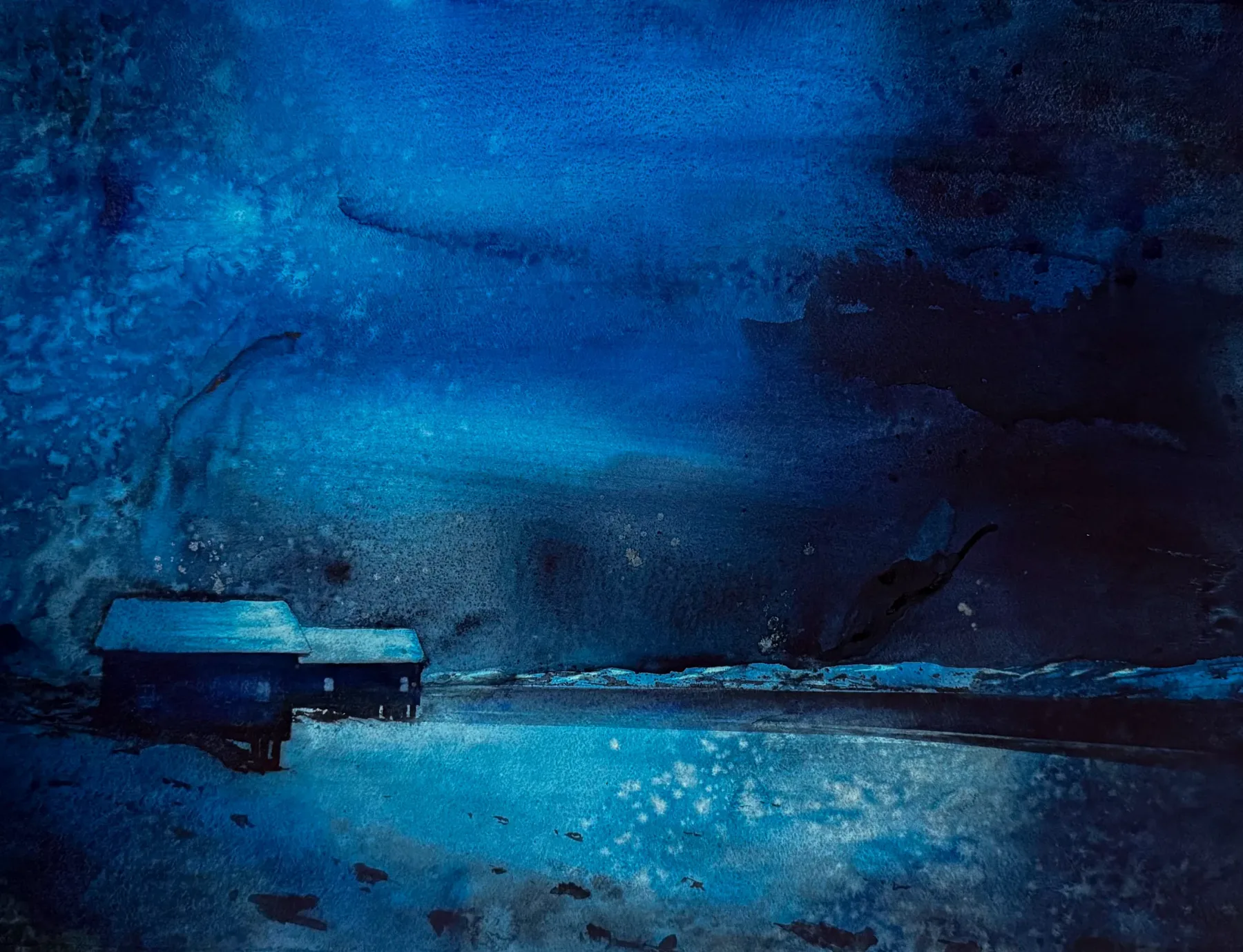 Djup blå-grå morgonbild med strandlandskap i kallt februari.