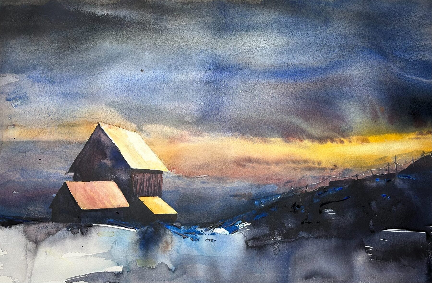 Lador i skymning under dramatisk blå och orange himmel.