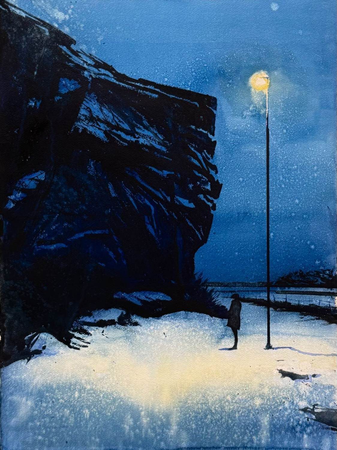 Figur framför ett berg i djupa blå toner.