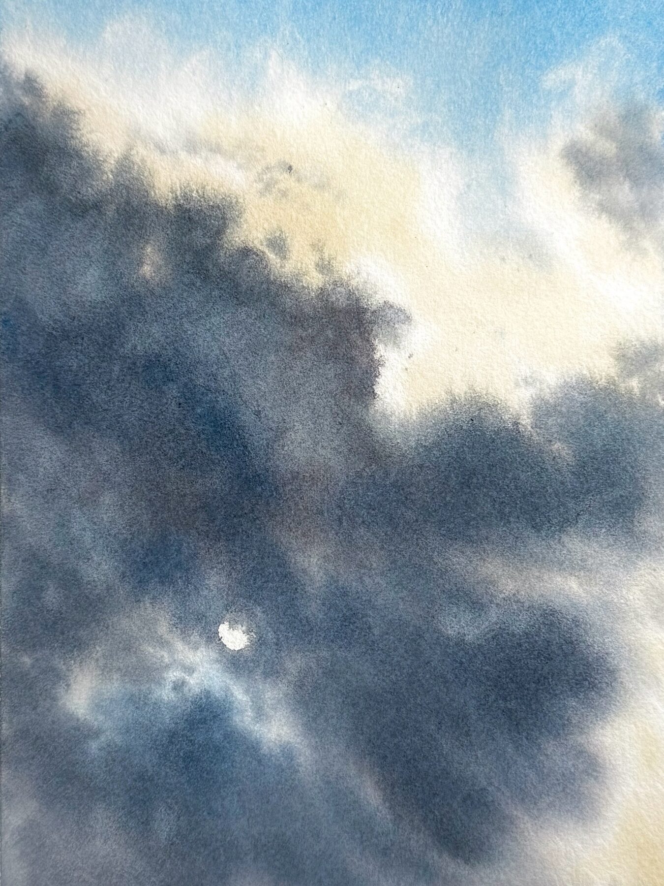 Ovädersmoln som skymmer solen. Blågrått, violett och guld.